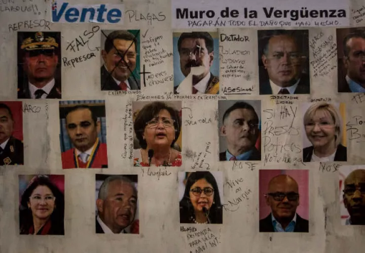 Vista de un "muro de la vergüenza" con fotografías de miembros del Gobierno venezolano. FOTO/EFE 