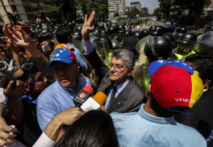 Henry Ramos Allup y varios diputados tratan de entrar a la Asamblea Nacional. FOTO/EFE
