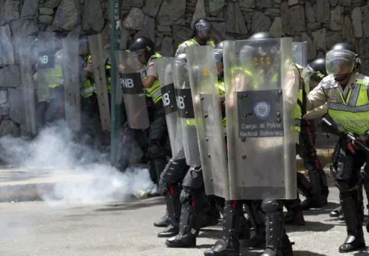 La Guardia Nacional Bolivariana de Venezuela (GNB, policía militar) impidió a los manifestantes llegar hasta la sede de la Defensoría. FOTO/EFE  