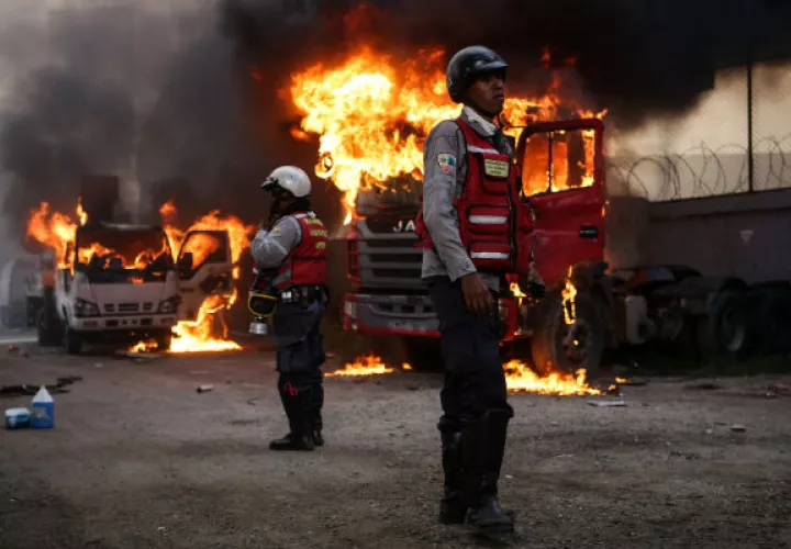 Un grupo de presuntos manifestantes incendiaron varios autos de una entidad ministerial. FOTO/EFE