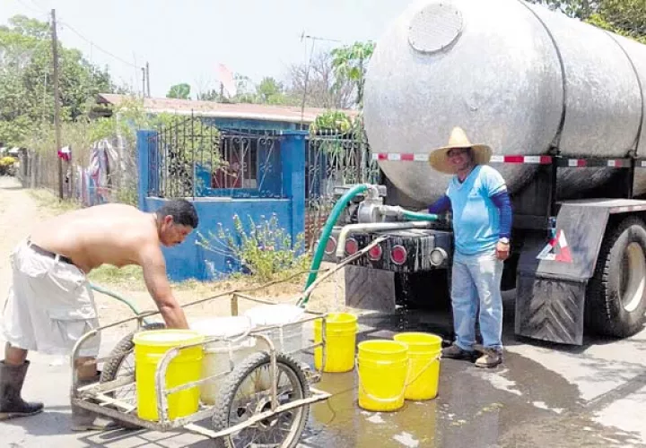 Escuelas, centros de salud y  zonas afectadas son abastecidas de agua potable por carros cisterna. /Foto José Vásquez   