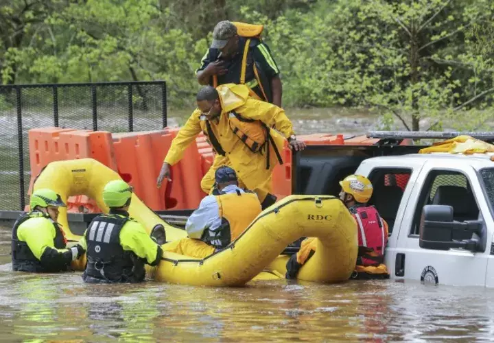 Los equipos de rescate buscan a los damnificados, o más víctimas del fuerte temporal. /Foto AP