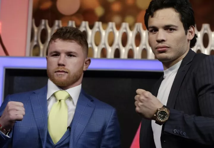 Saúl "Canelo" Álvarez (izq.) y Julio César Chávez Jr. /Foto AP