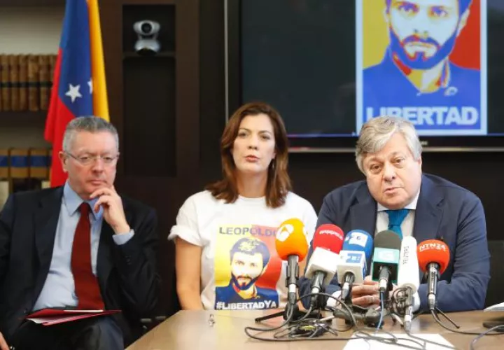 Diana López y Leopoldo López padre, junto al abogado español Alberto Ruiz-Gallardón. EFE