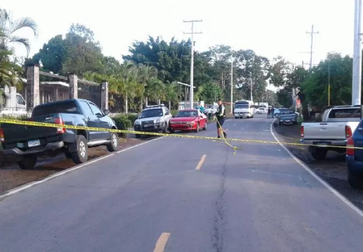 Un policía acordona el área en la barriada Francisco Clark, en David, donde hirieron al transportista. José Vásquez