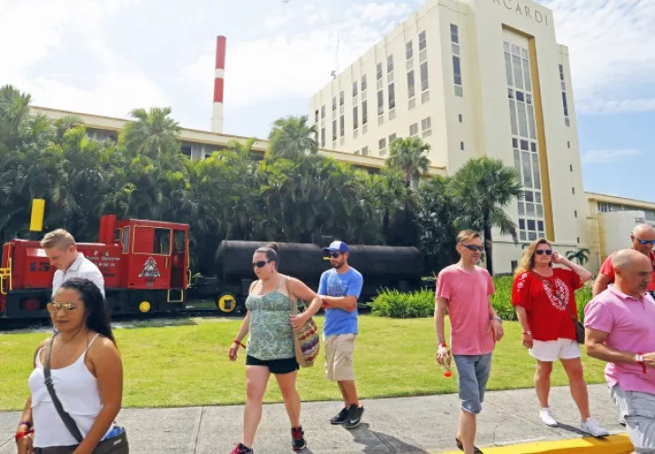 Turistas atraídos por industrias de la isla. /Foto Efe