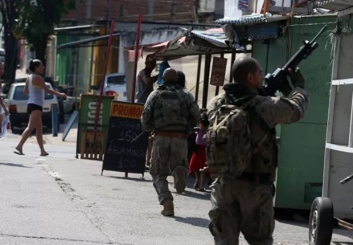 La policía en un operativo contra narcotraficante en el Complexo do Alemão. /Foto EFE