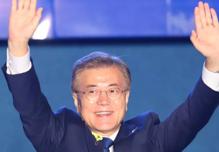 Moon Jae-in saluda a sus seguidores en Seúl, Corea del Sur.  /Foto EFE