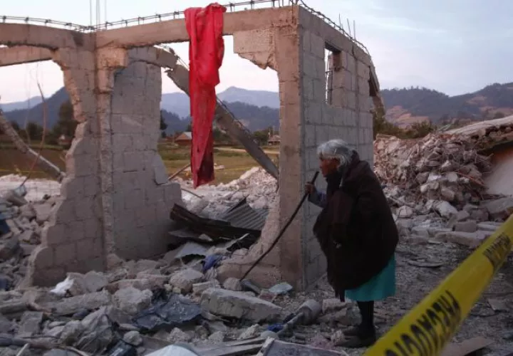 Una señora en medio de los escombros. /Foto EFE