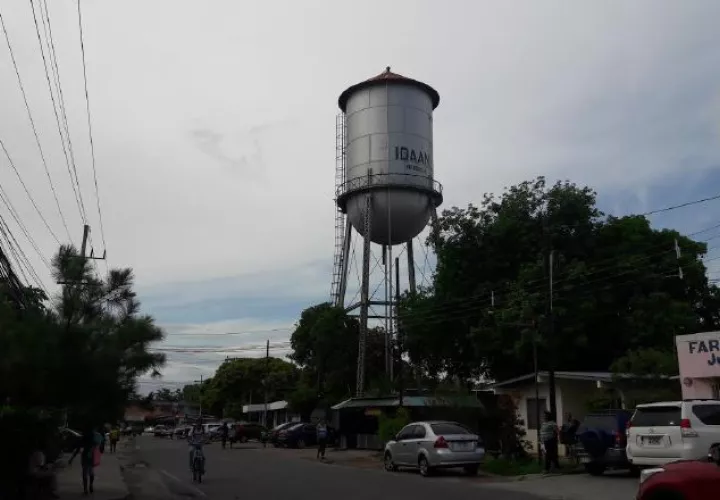 Tanque de reserva de agua que se encuentra  en Penonomé. La población exige una explicación. /Foto Elena Valdez
