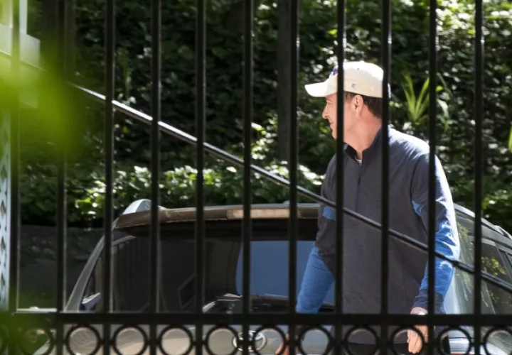 Comey fue captado ayer caminando en el patio de su casa. /Foto AP