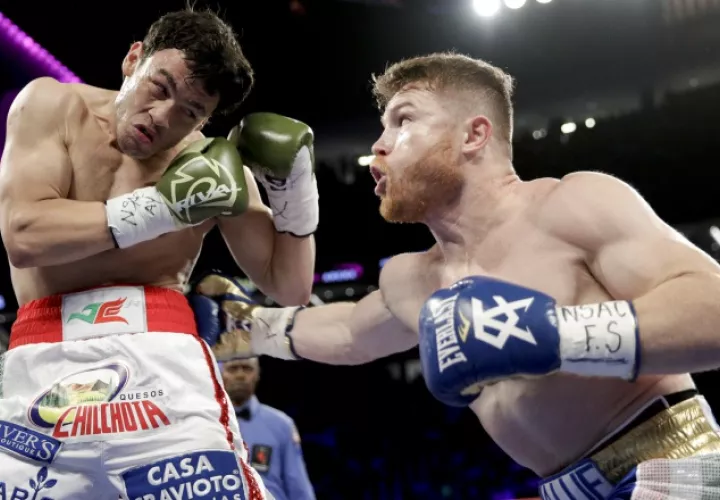 'Canelo' Álvarez propinó una golpiza a Chávez Jr. (izq.)., el pasado sábado en Las Vegas. AP 