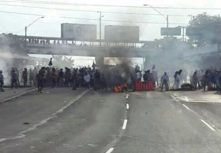 Unidades del Control de Multitudes de la policía reabrieron la vía.