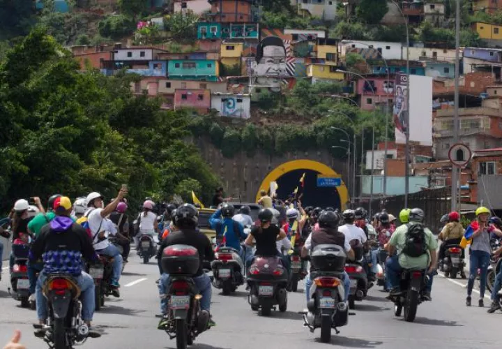 Opositores al Gobierno venezolano participan en una caravana. /Foto EFE