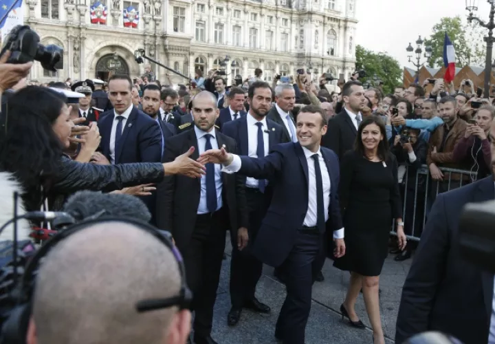 El presidente francés, Emmanuel Macron, saluda a la ciudadanía. /Foto AP
