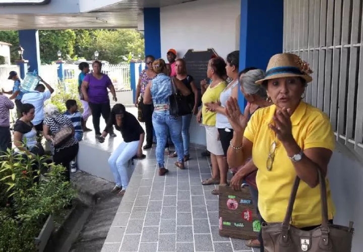 Amenazan con ir a las calles si  no les devuelven las libretas. /Foto Elena Valdez 