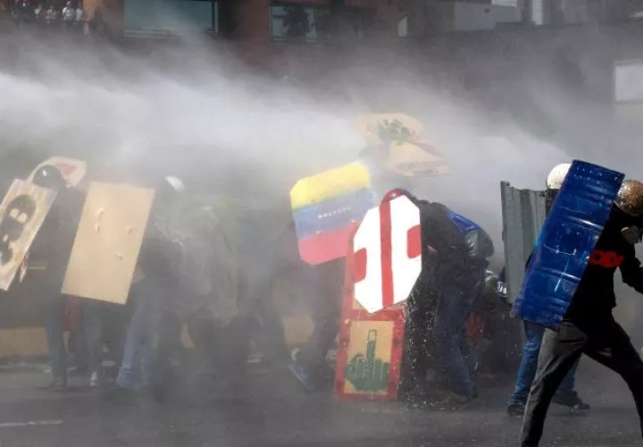 Manifestantes participa en una marcha antigubernamental. /Foto EFE