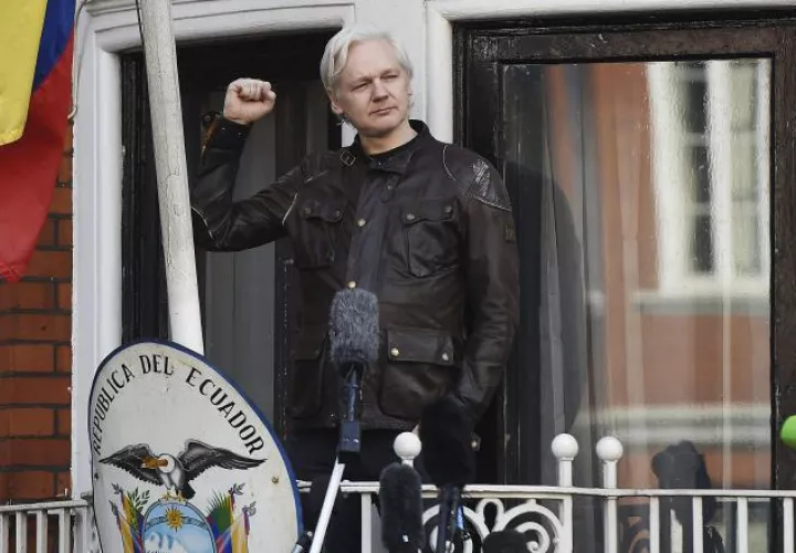 El fundador de WikiLeaks, Julian Assange se dirige a los medios de comunicación en el balcón de la embajada ecuatoriana en Londres. EFE