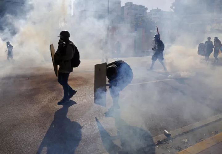 La policía venezolano sigue reprimiendo las protestas en diversa ciudades venezolanas. AP