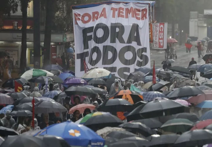 Gremios sociales y políticos salieron a las calles para solicitar la salida de Temer del poder. /Foto AP