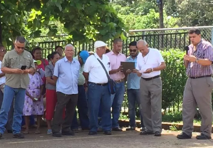 Los manifestantes se mantuvieron en las afueras del hospital rural de Cañazas. /Foto Víctor Eliseo Rodríguez