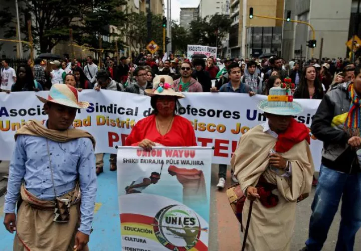 Maestros fueron acompañados de estudiantes universitarios. /Foto EFE
