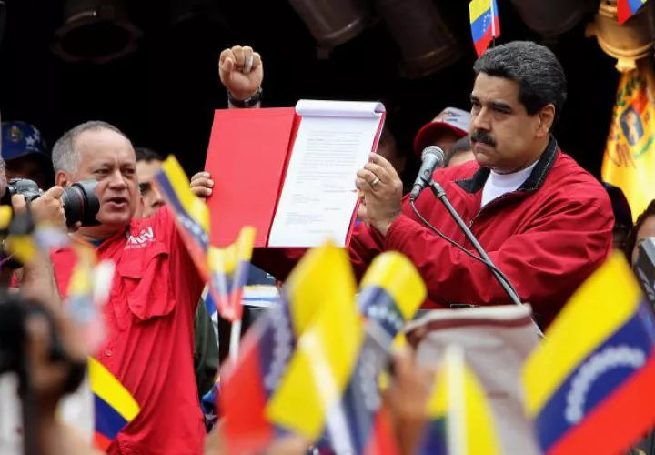 Nicolás Maduro muestra el decreto con la propuesta de constituyentes. /Foto EFE