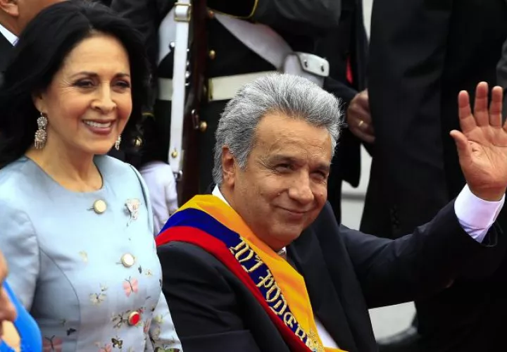 Lenín Moreno saluda tras tomar posesión. /Foto EFE