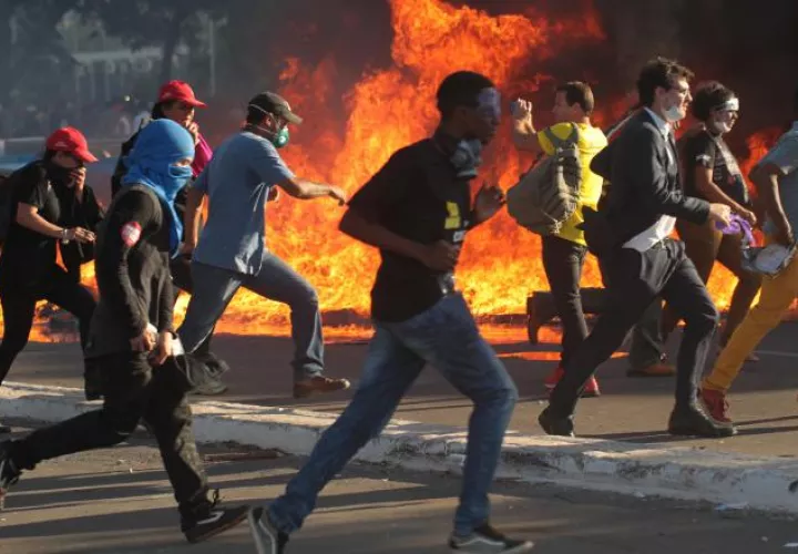 Manifestantes se enfrentan con policías antimotines en Brasilia. /Foto EFE