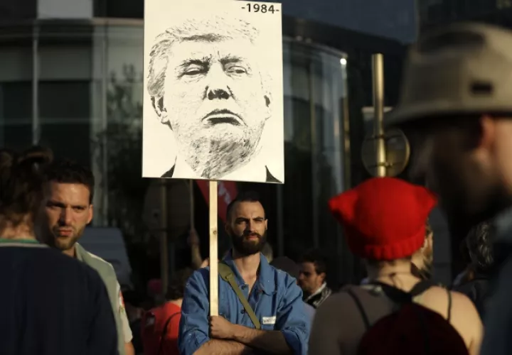 Protesta contra Trump en Bruselas, antes de su arribo a Bélgica. /Foto AP