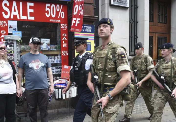 Policías y soldados británicos patrullan las calles de la ciudad de Londres, tras el atentado. /Foto EFE