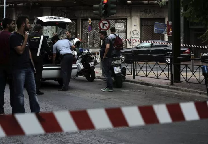 Acordonan el área donde explotó el blindado. /Foto EFE