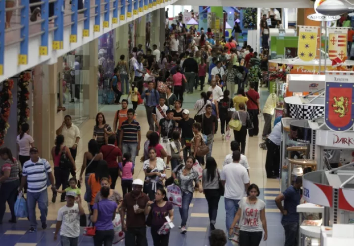 Consumidores están comprando  lo necesario y no por impulso. /Foto Archivo