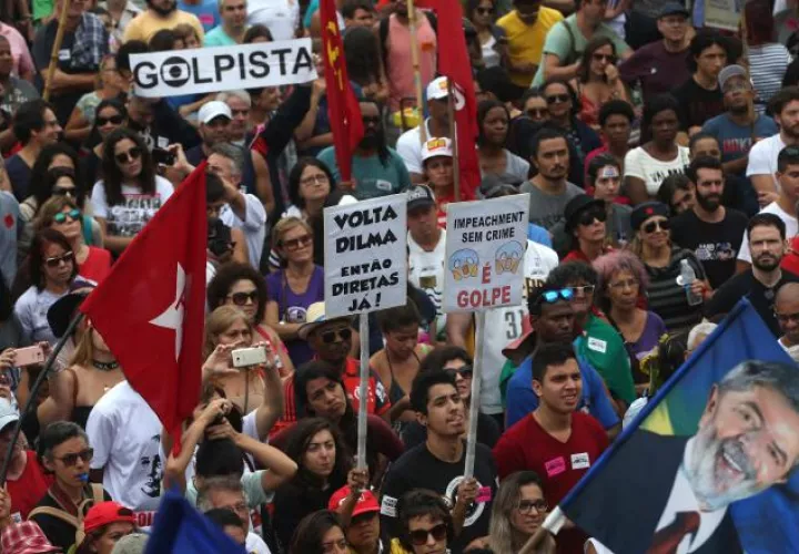Cientos de personas participan en una manifestación en contra del presidente brasileño Michel Temer. /Foto EFE