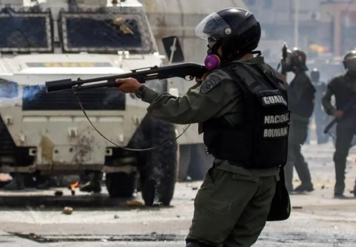 Integrantes de la GNB se enfrentan a opositores/ Foto EFE