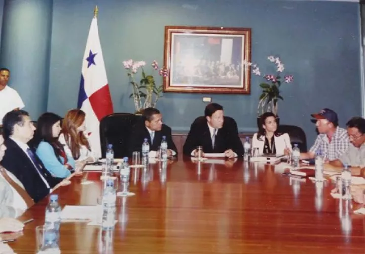 Familiares de desaparecidos,  en reunión con Juan Carlos Varela cuando era vicepresidente del país. /Foto José Vásquez