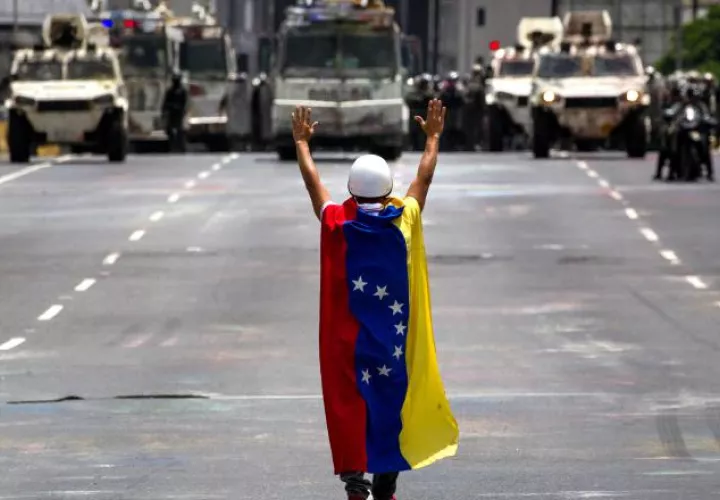 Un opositor desafía a la Guardia Nacional Bolivariana. /Foto EFE 