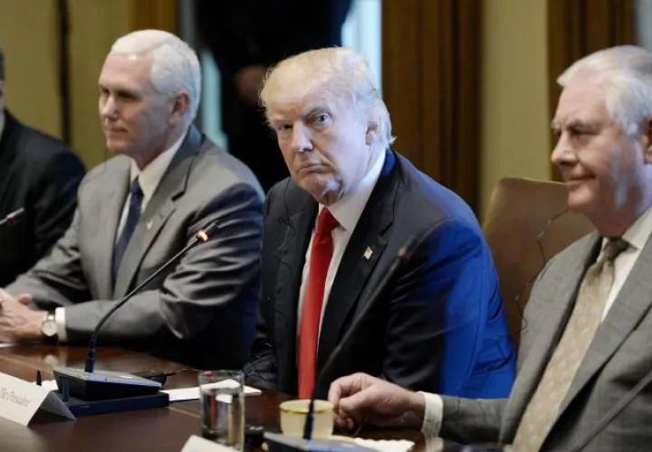 Trump (centro) ayer en la oficina oval de la Casa Blanca. /Foto EFE.