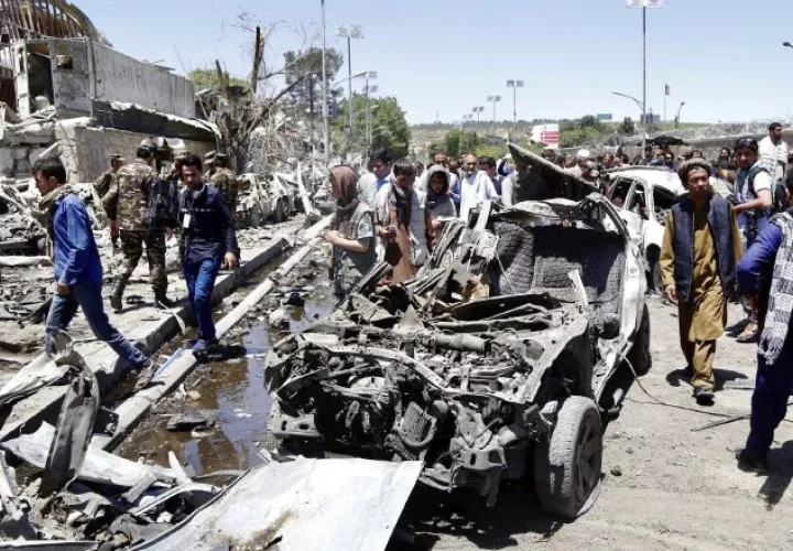 Vista de los destrozos provocados por la explosión ayer  de un coche bomba en la ciudad de Kabul. /Foto EFE.