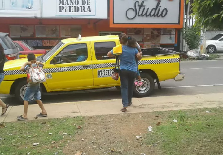 Sus padres invierten en pasaje de autobús y taxis. Foto: Eric Ariel Montenegro. 