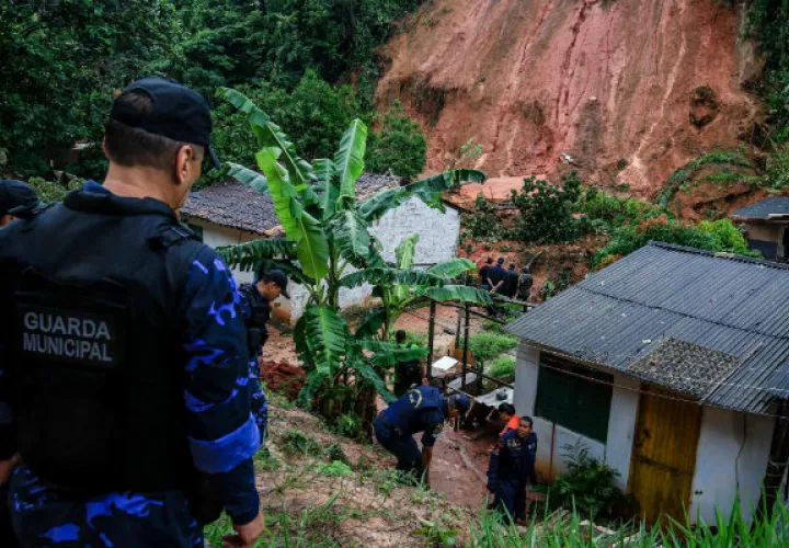 Más de 40,000 personas abandonaron sus viviendas, algunas de las cuales fueron destruidas, mientras en algunos lugares el nivel del agua llegó hasta la cintura. FOTO/EFE