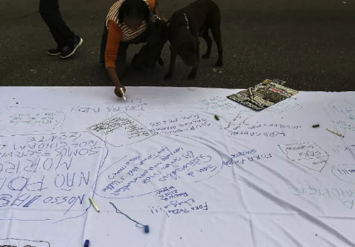 La población escribe mensajes contra el presidente Michel Temer. FOTO/EFE