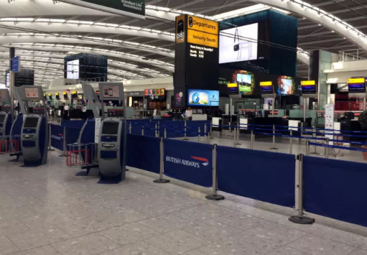 British Airways señaló que procuraba restaurar para este domingo los vuelos en ambos aeropuertos. FOTO/AP