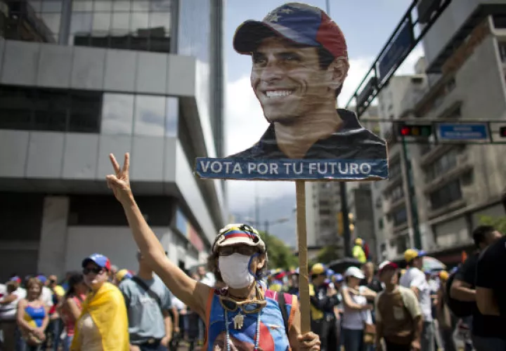 Henrique  Capriles afirmó que el gobierno pretende "matar la Constitución" mediante un "fraude", y llamó a las bases opositoras a "desobedecer semejante locura".