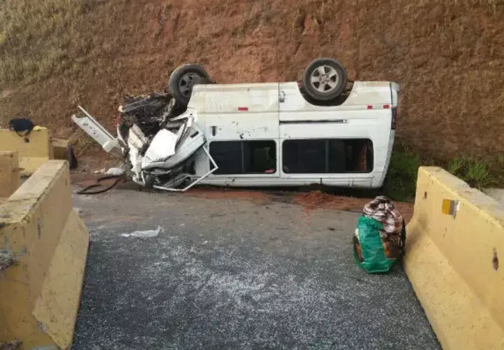 Se volcó en la vía. Fotos: Víctor Eliseo Rodríguez.  