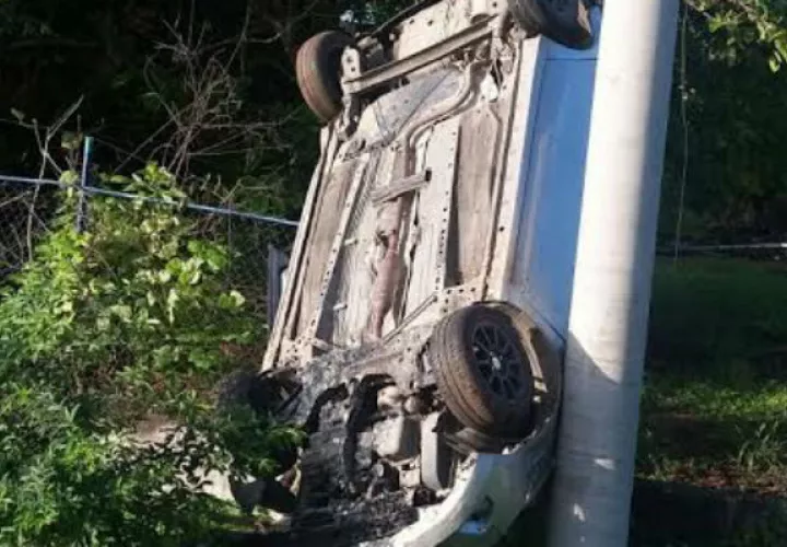 El auto quedó al lado de un poste de tendido eléctrico. Foto: José Vásquez. 