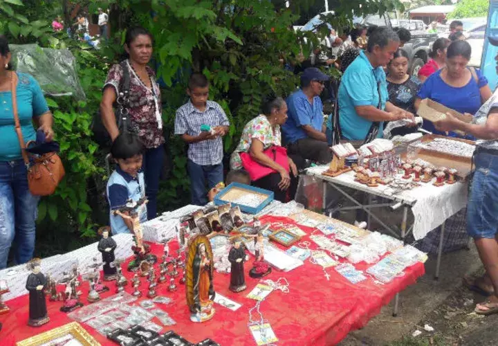 Venta de artículos religiosos. Fotos: José Manuel Adames.  