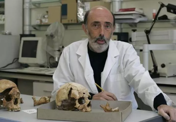 El español Francisco Etxeberria formará parte del grupo de forenses que identificará el ADN de 123 soldados argentinos. FOTO/EFE 