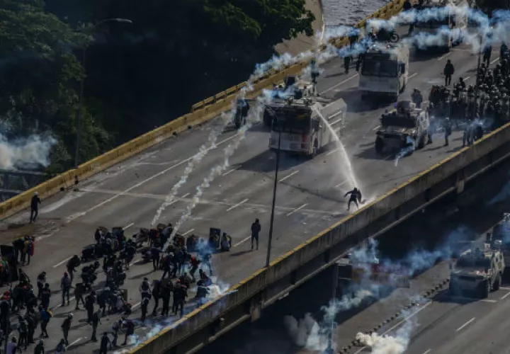 Enfrentamientos entre la Guardia Nacional Bolivariana (GNB) y manifestantes opositores. FOTO/EFE