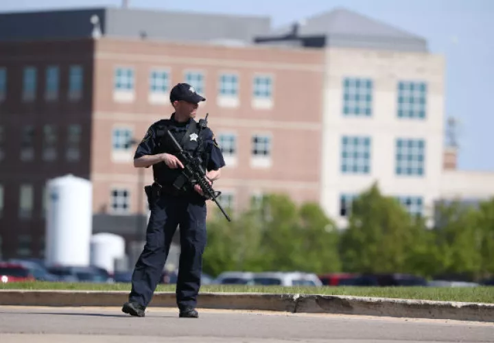 Un equipo SWAT ingresó rápidamente al Hospital Delnor en la ciudad de Geneva. FOTO/AP